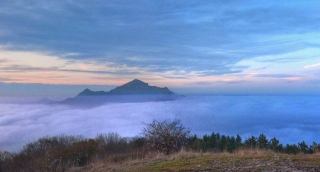 Сезон туманов - панорама с вершины Машука