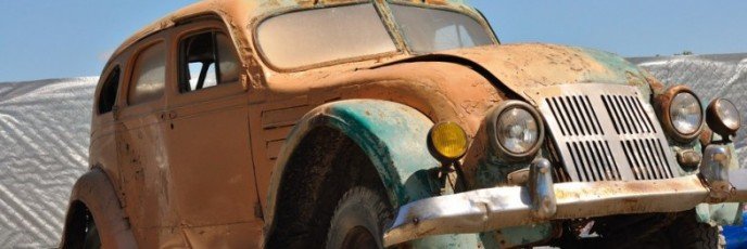 Панорама внутри старого автомобиля Chrysler Airflow