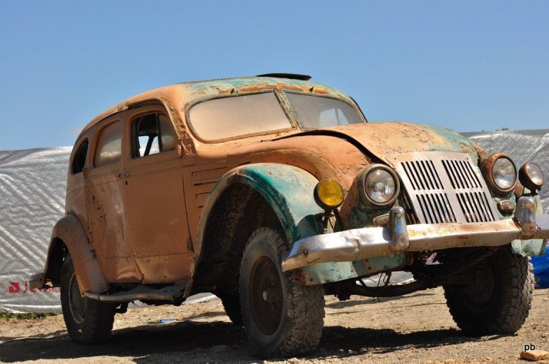 Панорама внутри старого автомобиля Chrysler Airflow