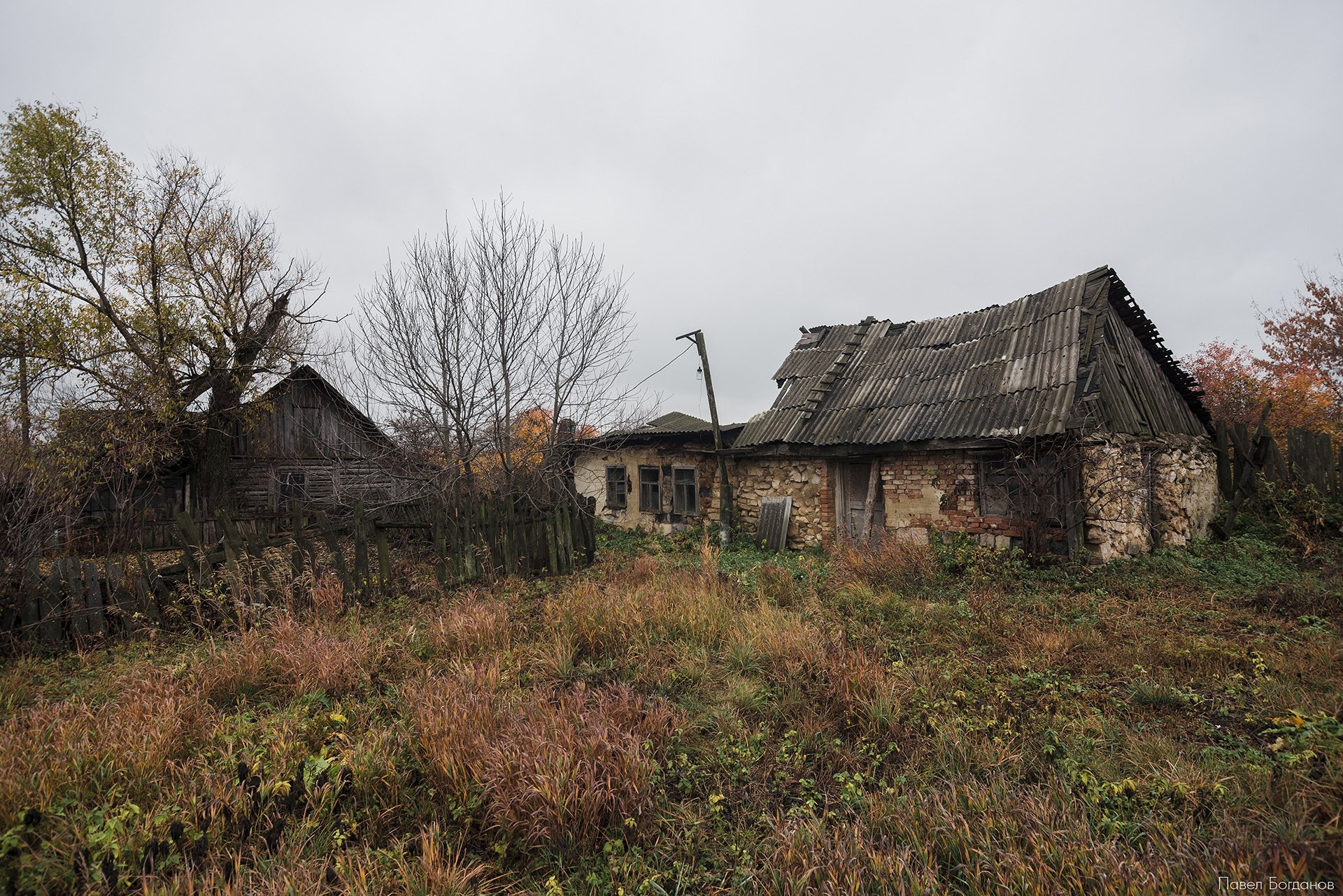 Полуразрушенные домики в деревне Колодези, Тульская область