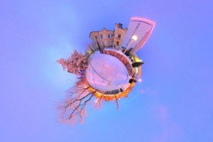 Панорама с розовыми домиками на закате
