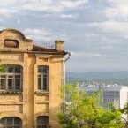 Старое здание напротив Интуриста