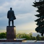 Памятник ленину и удивительно красивые лучи заходящего Солнца