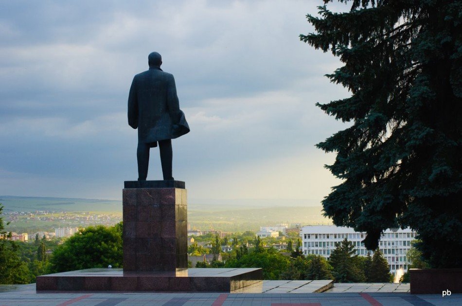 Памятник ленину и удивительно красивые лучи заходящего Солнца