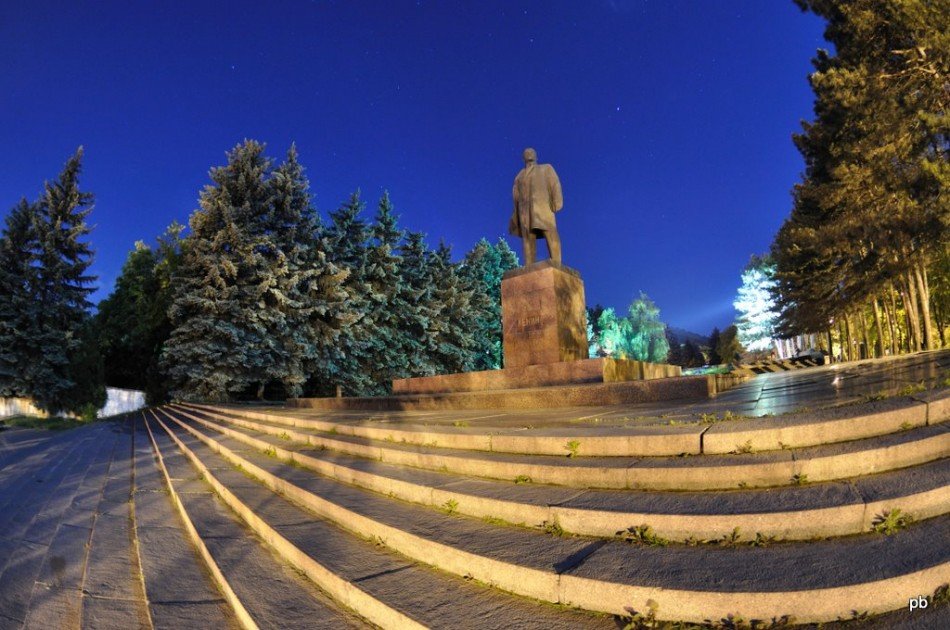 Памятник Ленину. Ночь.