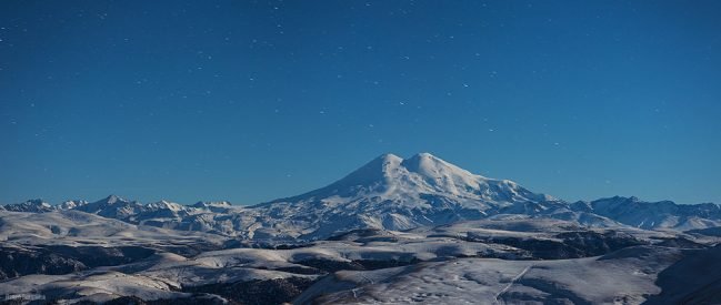 Эльбрус в лунном свете