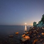 Отблески костра и скала Парус
