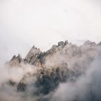 Скалы в облаках