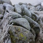 Камни в инее